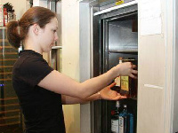 传菜电梯电梯保养公司的服务人员例行保养