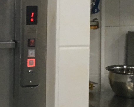 酒店正在营业状态，我厂可选择夜间加班给您安装传菜电梯